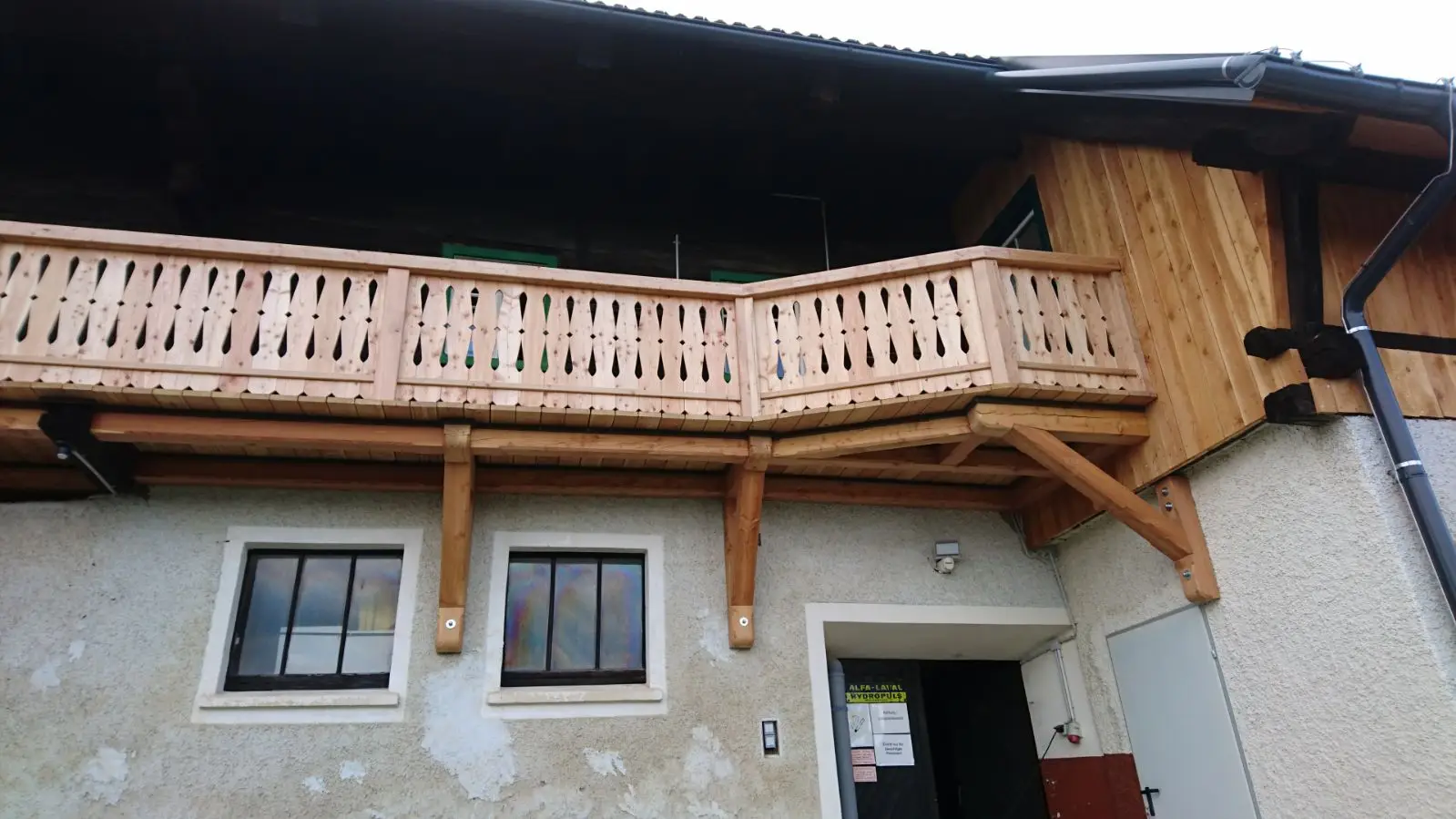 Lärchenbalkon mit steirischem Muster (2)
